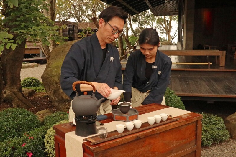 此次「三週年茶餐會」從庭院展開,設計了五個茶席,由服務人員分別展演台灣五款職人茗茶。
