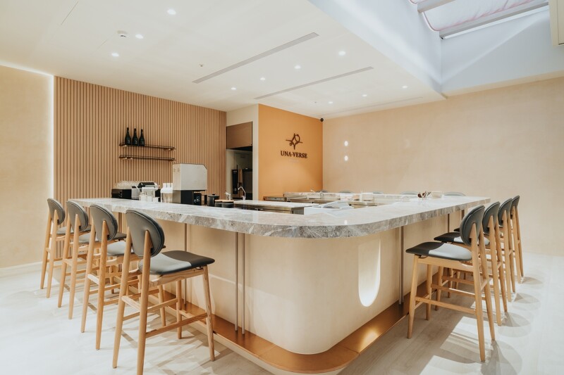 餐廳空間寬敞,並以奶茶色調為主色。