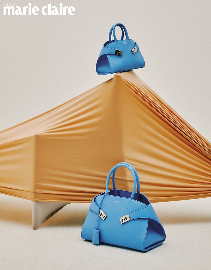 淺藍色 Hug Bag 抱抱手提包,Ferragamo。