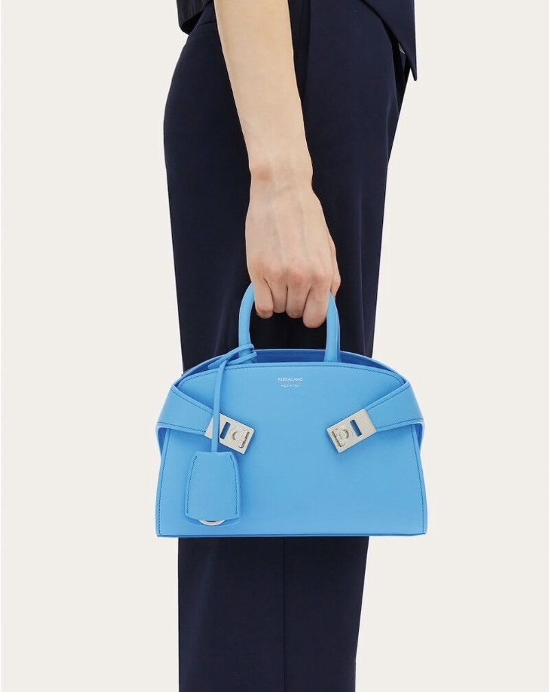 Ferragamo 淺藍色 Hug Bag ,價格店洽。