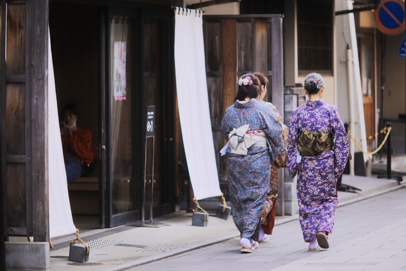 換上一件應景的和服融入古樸的街景中漫步。