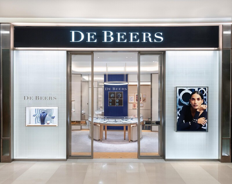 2024年全新開幕的De Beers台中大遠百精品店,為品牌繼台北101旗艦店,於中台灣開設的首間店點。