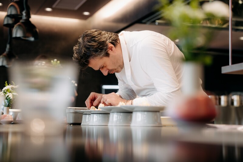 Chef Hermen 不僅是主廚,並身兼作者、餐具設計師以及餐廳經營者的多種角色。