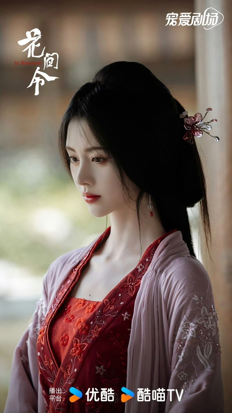 鞠婧禕的一貫妝感被虧是「網紅妝半永久」,似乎已無法從她臉上卸掉。