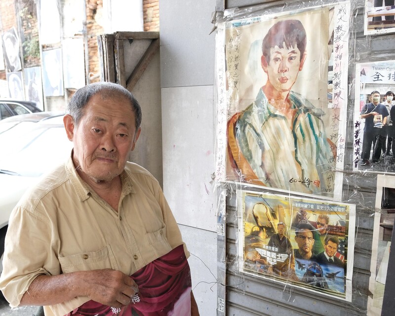 恩師陳峰永曾為18歲的顏振發繪製一幅人像畫,對顏振發來說猶如珍寶(陳奕君攝、台北電影節提供)