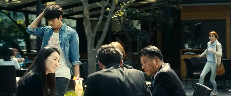 劇中池晟(左上)找金姝怜理論,金姝怜假忙客戶不理他