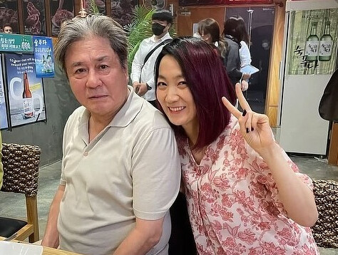 金姝怜演出影帝崔岷植(左)的網劇《地下菁英》,二度入圍青龍獎電視部門最佳女配角