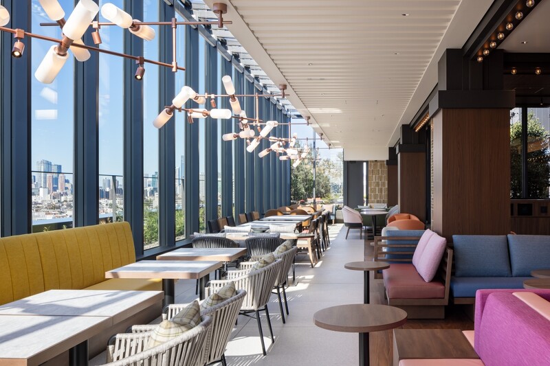 「OMO Café & Bar」擁有寬敞的玻璃窗,可以欣賞到花園的美麗景致。