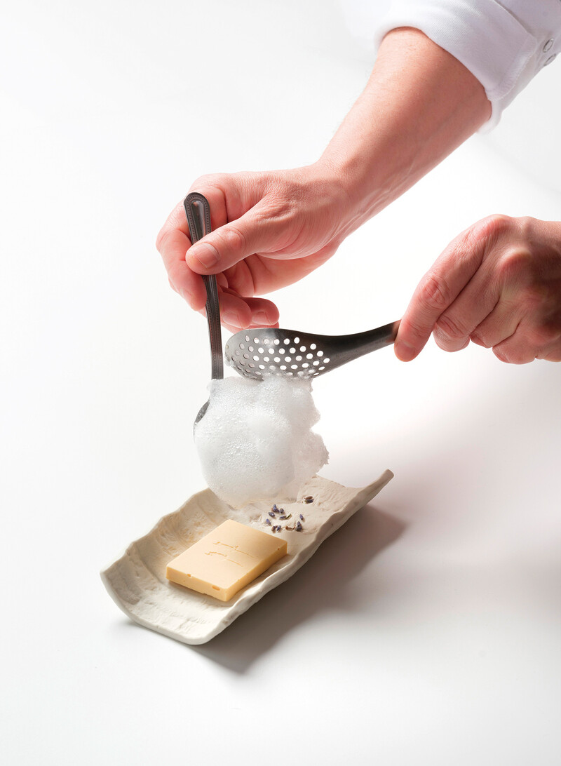 這次新菜色之一「Soap Bar」,主廚玩心大發,在視覺、味覺、觸覺上皆模擬了香皂的樣貌,帶來感官上的衝擊。