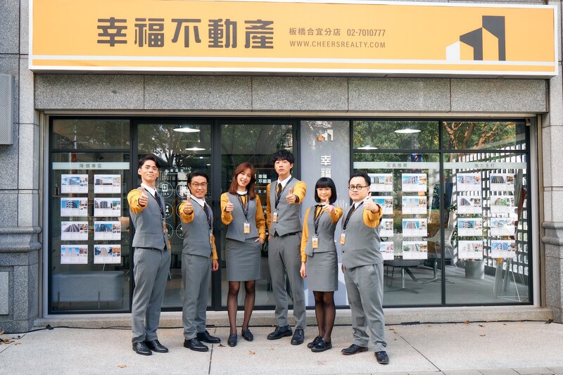 幸福不動產全員歡慶開張大吉!全新戲劇《幸福房屋事件簿》環繞凶宅故事,呈現房仲業者的甘苦面和工作細節。