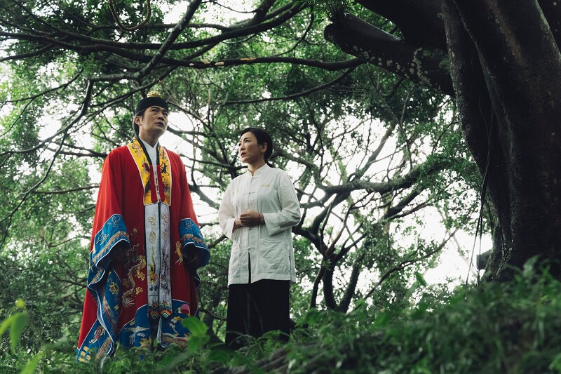 姚黛瑋(右)在《幸福房屋事件簿》替過世的丈夫經營家裡的宮廟,有幾場戲要跟隨道長去荒郊野外驅邪。