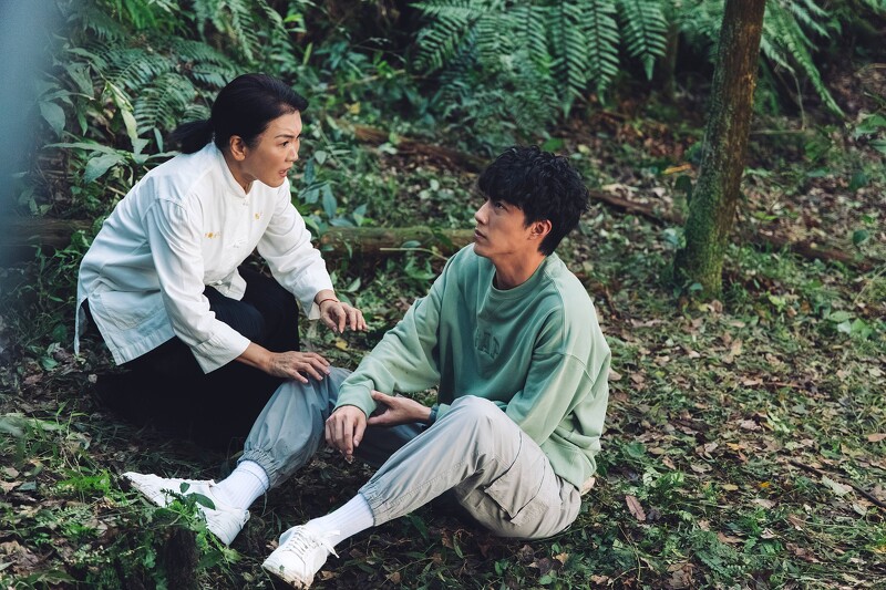 《幸福房屋事件簿》姚黛瑋(左)飾演蔡凡熙(右)的媽媽,丈夫過世後,一肩扛起家裡經營的宮廟及照顧兒子的責任。