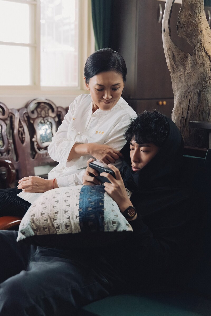 《幸福房屋事件簿》姚黛瑋穿道袍飾演男主角蔡凡熙的「住持媽媽」,念兒子如念經,希望有通靈能力的兒子接下家業當道長。