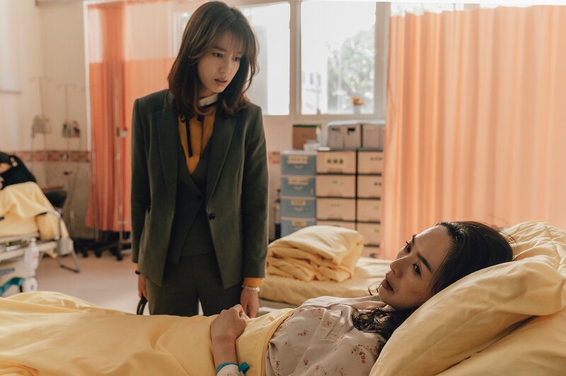 《幸福房屋事件簿》姚資深名模王靜瑩(右)扮演陳庭妮(左)的「老公主媽媽」,堪稱地表最強麻煩製造者,甚至自己弄到受傷進醫院。.