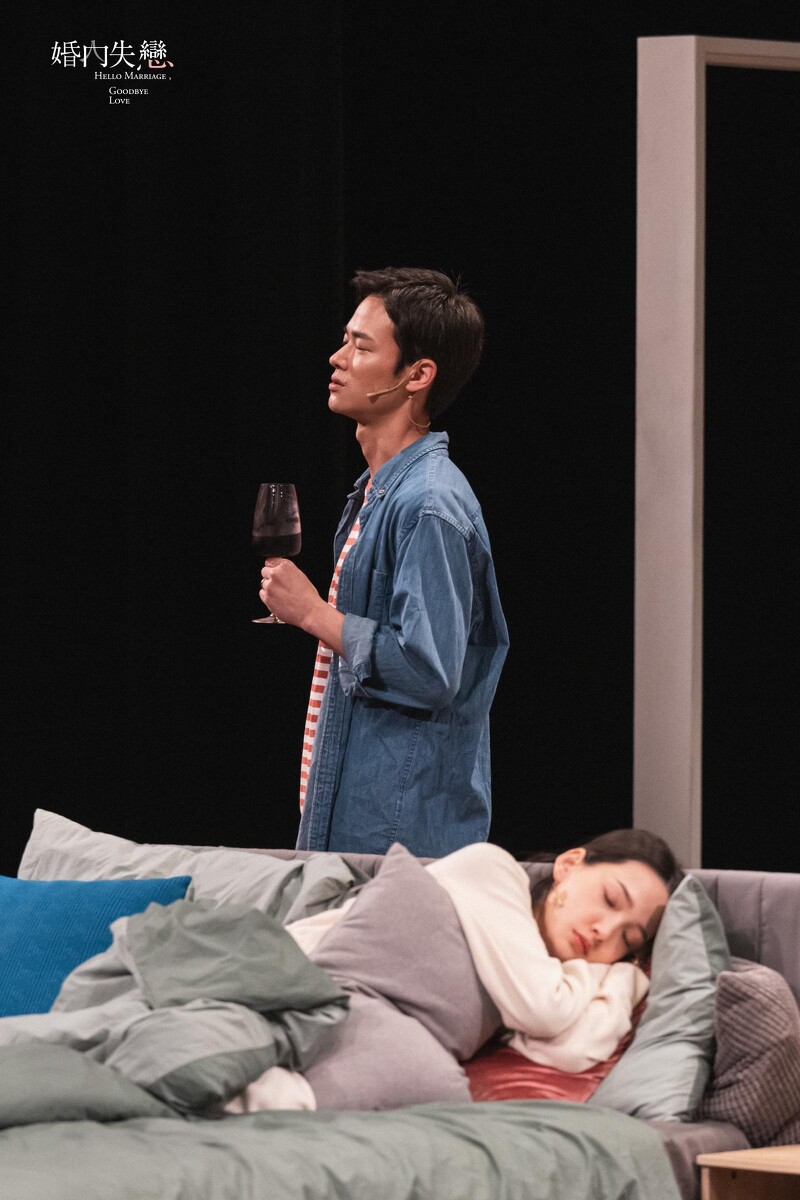 林映唯(右前)在《婚內失戀》和夏騰宏飾演在不同婚姻階段的老婆和老公。