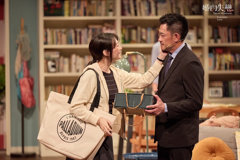李杏(左)與柯叔元演出舞台劇《婚內失戀》飾演夫妻,關係緊張。