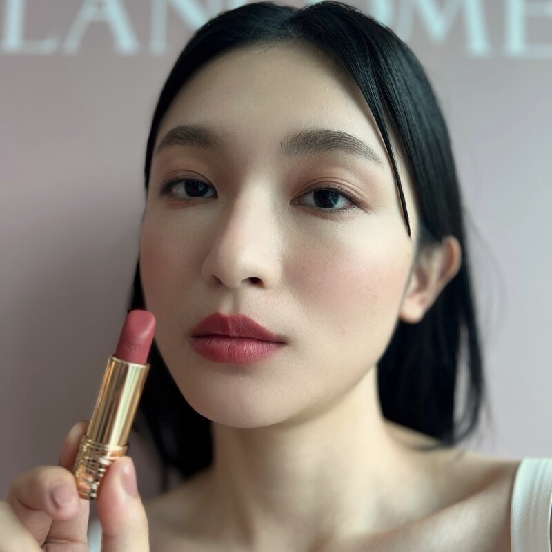 LANCOME蘭蔻絕對完美柔霧唇膏2024年裸粉色系可唇頰兩用,模特兒示範色號為#273。