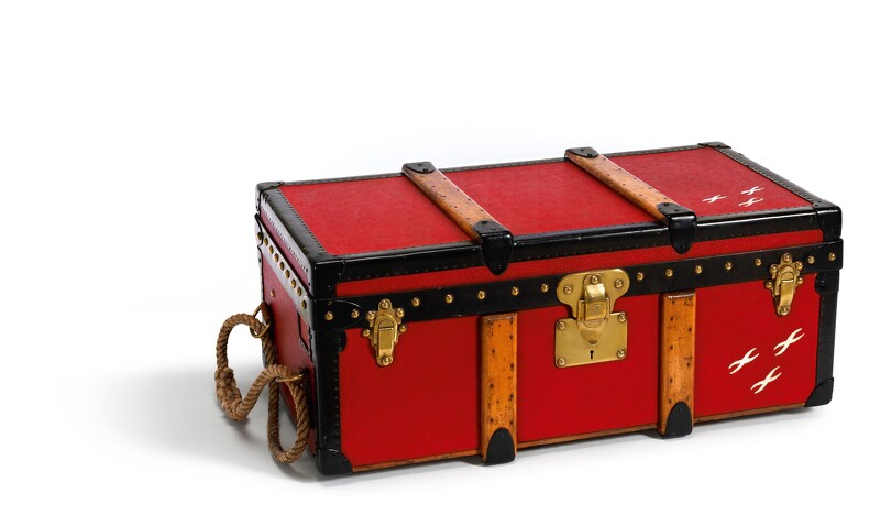 1911至1929年間,世界著名的銀行家 Albert Kahn 向 Louis Vuitton 訂製許多行李箱,這些行李箱上都加上了他著名的三個打叉標誌,是他獨樹一格的個人標誌。