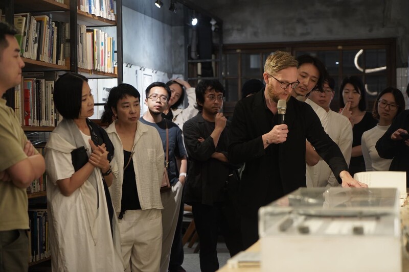 策展人Alexander Roth特地從德國飛來,並為大家介紹展覽內容。圖片來源:不只是圖書館。