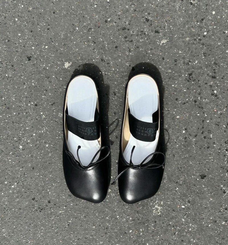 MM6 Maison Margiela 平底芭蕾舞鞋。