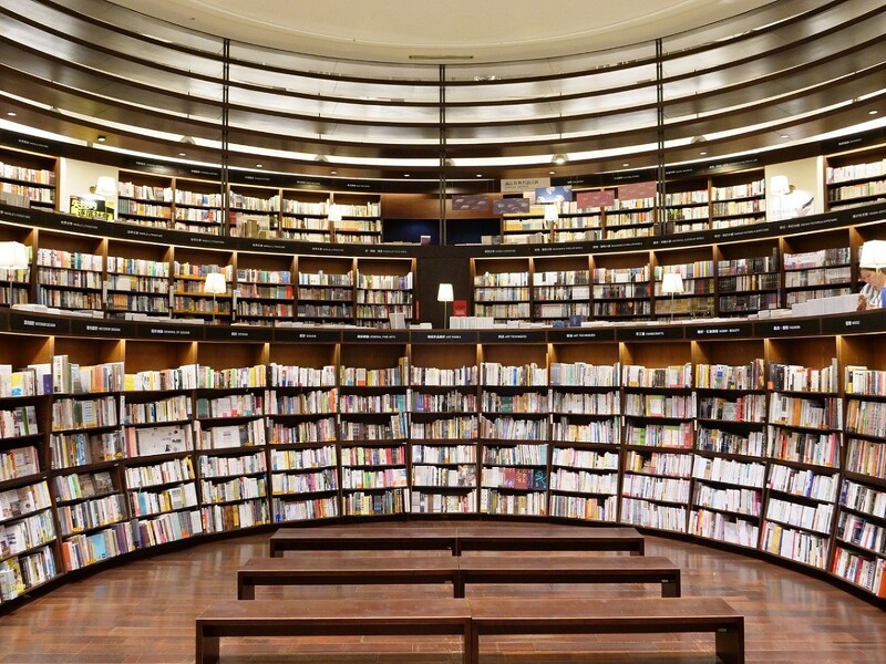 2024誠品書店閱讀企劃「BookStory閱讀書店故事」6.28-7.7由台中中友店接棒，於環形書區打造推理故事現場。
