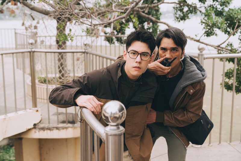 鐵牛刑警(馬志翔飾演)帶著菜鳥刑警小陳(周予天飾演)追緝銀行搶案的兇手。