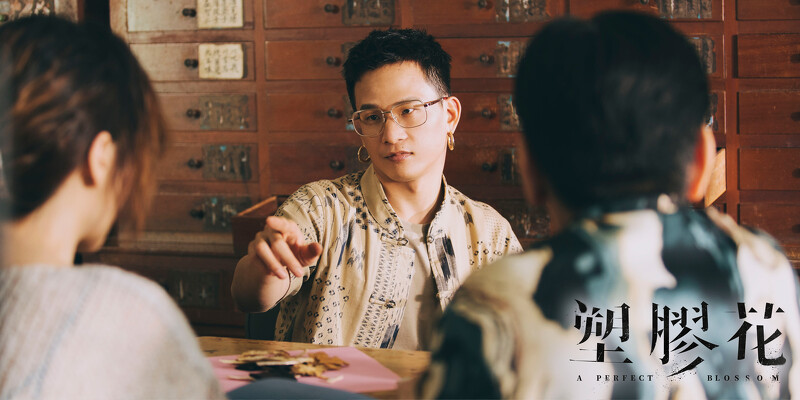 帥氣中藥師(阿斌飾演)與賴打一起幫西施把脈。