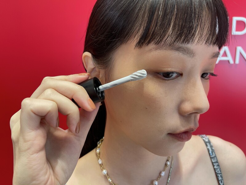 香奈儿 1 号红色山茶花活能亮眼萃新上市，专利沁凉按摩滚珠让眼周保养事半功倍！