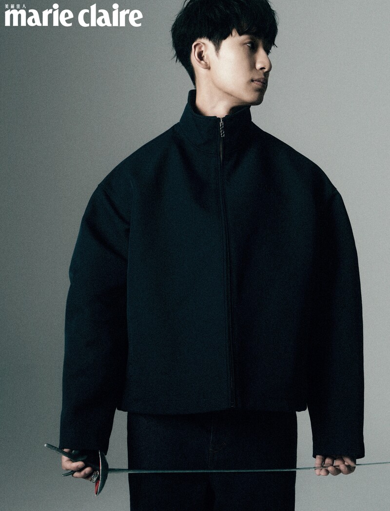 藍色羊毛刺繡拉鏈外套、長褲,both by Gucci。