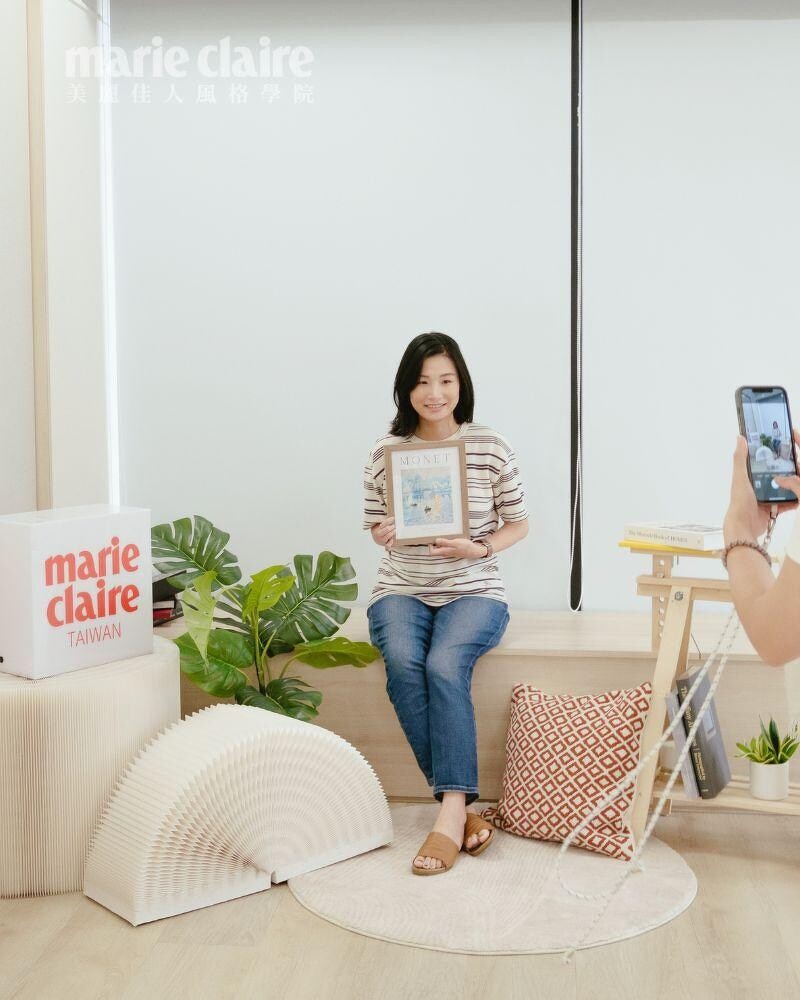 學員在美麗佳人的風格基地與自己完成的作品合影。