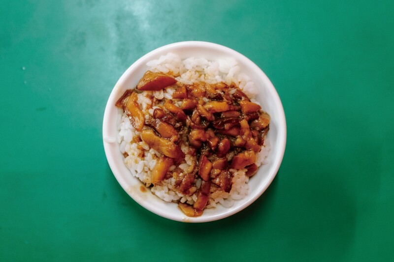 以1:1的比例拍攝下滷肉飯大小,宛如身歷其境窺見碗中細節。