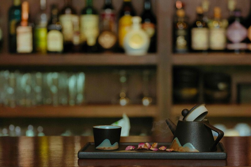 胭脂(左):植物學家琴酒、金萱茶、白蘭花、蜂蜜;春宵一刻值千金(右):碧螺春、伏特加、金桔桂花。