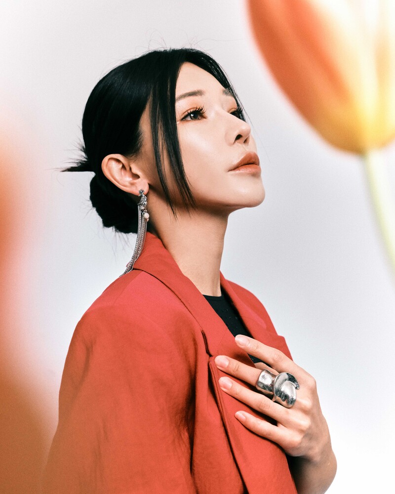 桃紅西裝外套、黑色水鑽連身衣、紅色針織短裙,all by Zara;綁帶高跟涼鞋,Charles&Keith。桃紅西裝外套、黑色水鑽連身衣、紅色針織短裙,all by Zara;綁帶高跟涼鞋,Charles&Keith。