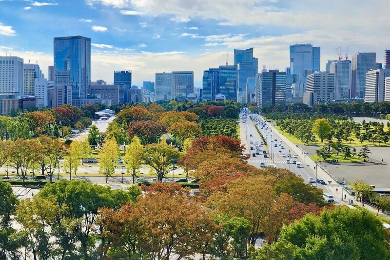 與東京「香舍麗榭大道」之稱的丸之內仲通(丸の内仲通り)購物商圈不遠。