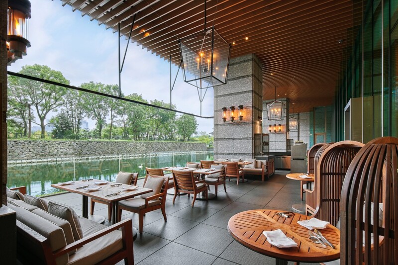 戶外用餐區鄰近護城河,是相當受歡迎的用餐地點。