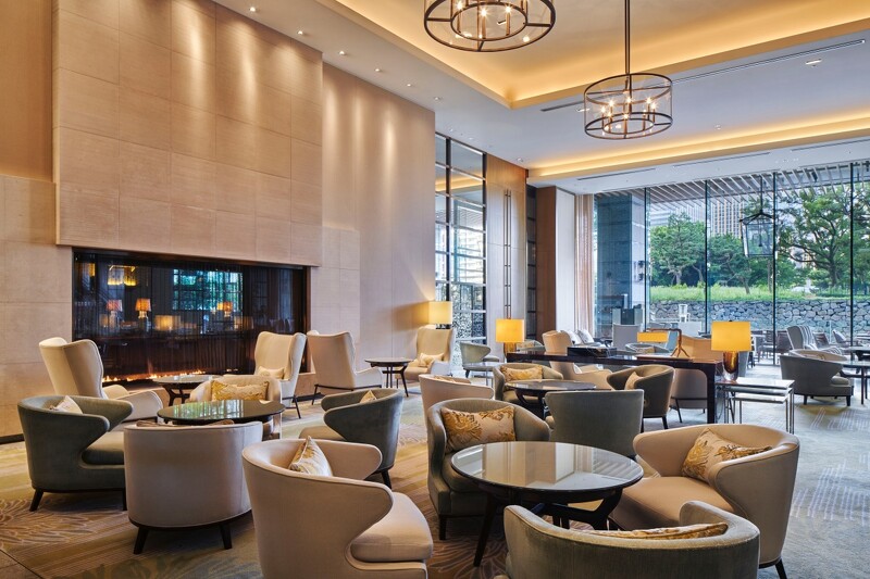 「The Palace Lounge」有著輕快、都會的氛圍,能在此享用愉快的下午茶。