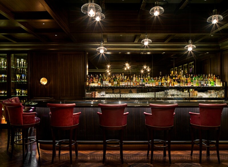 深沈的木頭吧台為1961年酒店開業時沿用至今,由傳奇調酒師「Mr. Martini」的今井清所設計。