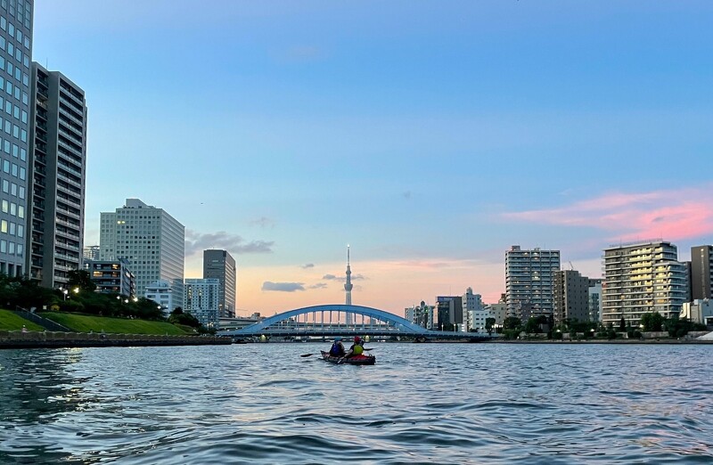 以獨木舟的方式環繞隅田川觀看東京美景。