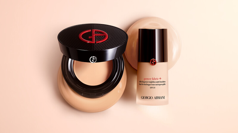圖片來源: Armani Beauty | 超持妝絲絨水慕斯無瑕氣墊粉餅 定價3,100元(左)、超持妝絲絨水慕斯粉底 定價2,700元(右)
