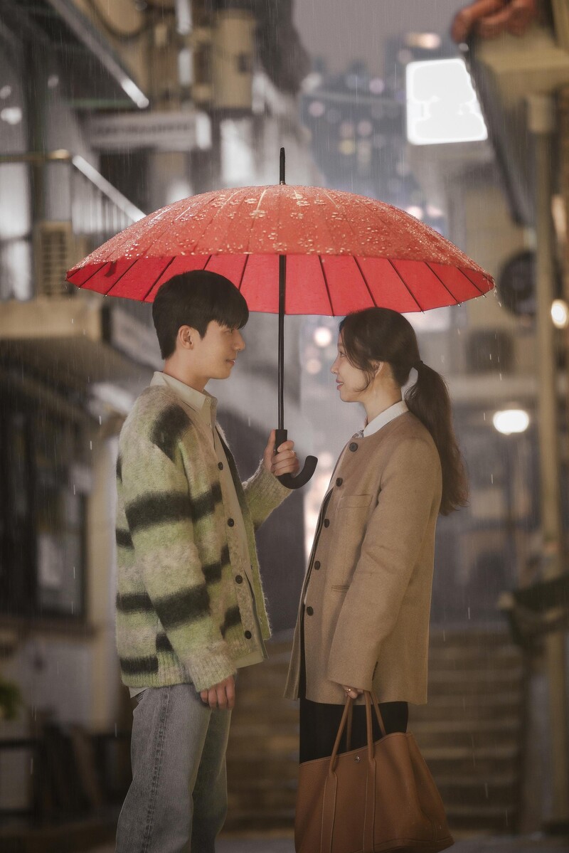 《畢業》兩人在雨中共撐一把紅傘的畫面令人相當心動