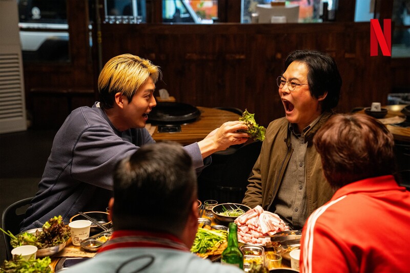 李政道帶哥兒們見金宣民,全員拜大哥,還親口餵大哥吃烤肉