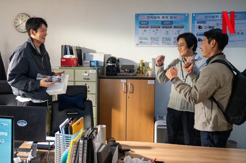 趙主任(右)是第一個見識也賞識李政道(左)戰鬥力的武道事務官。不幸赴職後再度遇險,被受監人打死,但從此激發李政道絕不妥協的心!