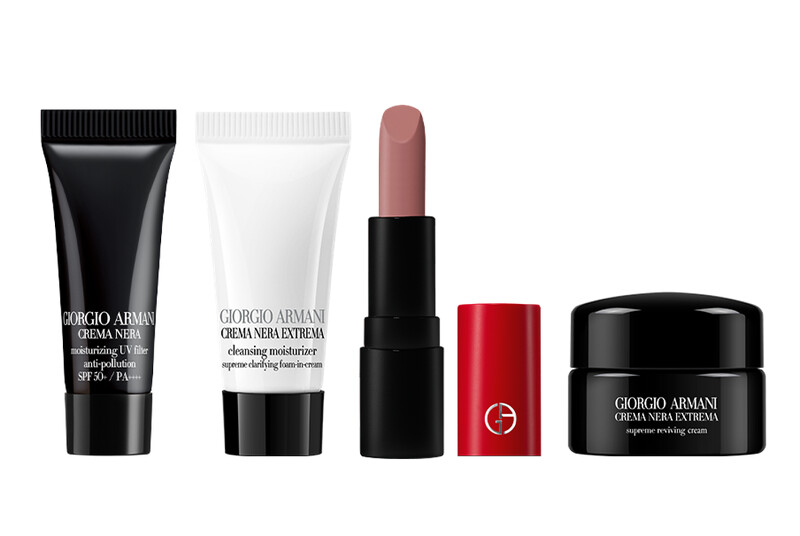圖片來源: Armani Beauty | 時尚紅入會禮品項(從左至右)黑曜岩新生奇蹟防曬精華5ml、黑曜岩新生奇蹟潔顏乳5ml、奢華絲緞訂製唇膏#111精巧版和黑曜岩新生奇蹟輕乳霜 5ml