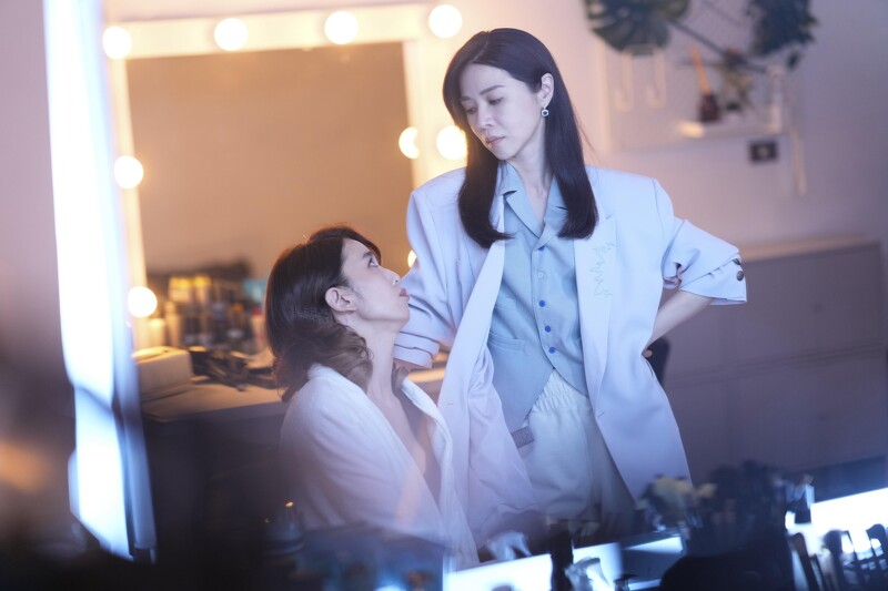 謝盈萱《影后》飾王牌製作人成導演老公薛仕凌重要幕後推手,也擔任陳庭妮的經紀人