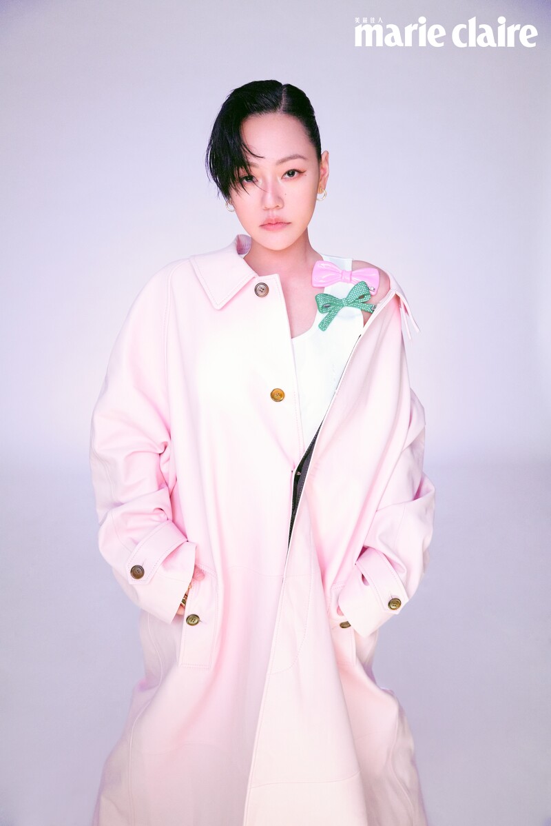 小S:粉紅色皮革風衣外套、白色背心、附扣髮夾,all by Coach。T1黃 K 金鋪鑲鑽石環形耳環、T1黃 K 金鋪鑲鑽戒指、Elsa Peretti Bone 黃 K 金戒指,all by Tiffany&Co.。