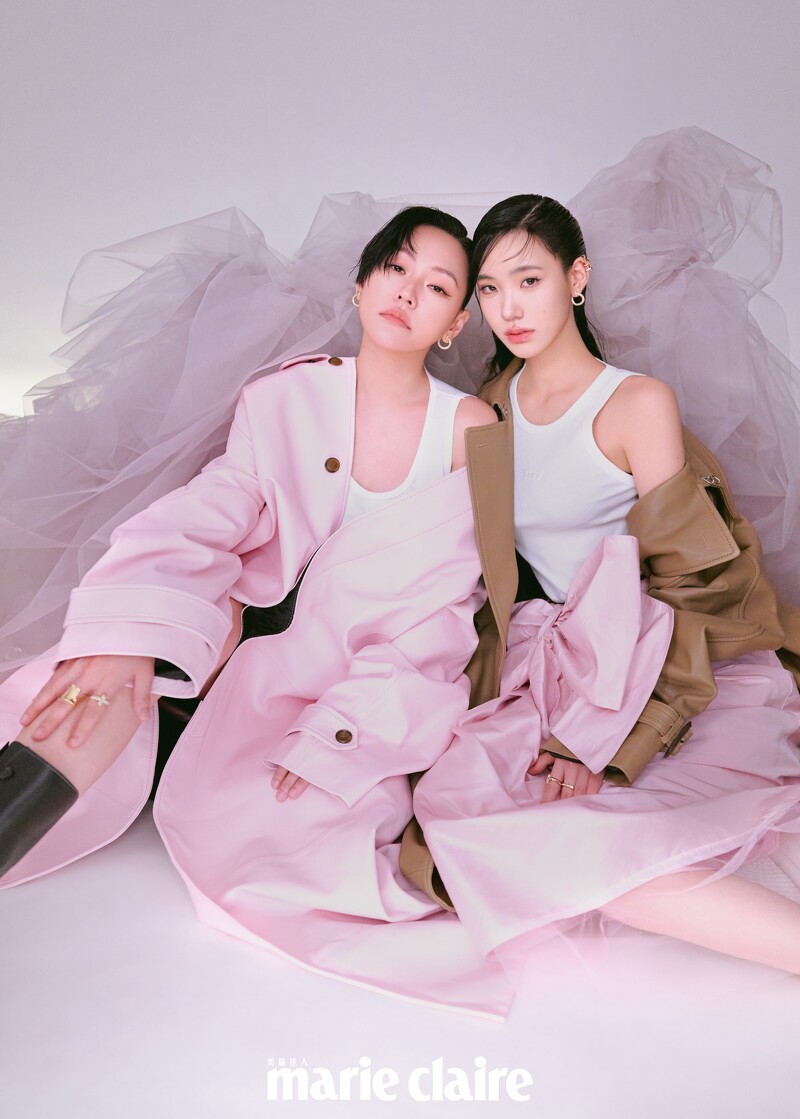 小S:粉紅色皮革風衣外套、白色背心、黑色長靴,all by Coach。T1黃 K 金鋪鑲鑽石環形耳環、T1黃 K 金鋪鑲鑽戒指、Elsa Peretti Bone 黃 K 金戒指,all by Tiffany&Co.。Lily:雙排扣皮革風衣、白色背心,both by Coach。T1玫瑰 K 金鋪鑲鑽耳夾、T1玫瑰 K 金鋪鑲鑽石環形耳環、T1玫瑰 K 金鑲鑽戒指、Lock 玫瑰 K 金與白金鑲鑽戒指,all by Tiffany&Co.。