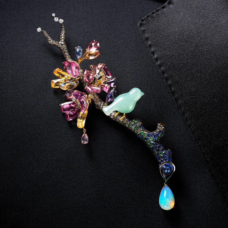青鳥花雨夜·落櫻繽紛 胸針作品,玉石、18K金、丹泉石、蛋白石、沙佛萊石、鑽石