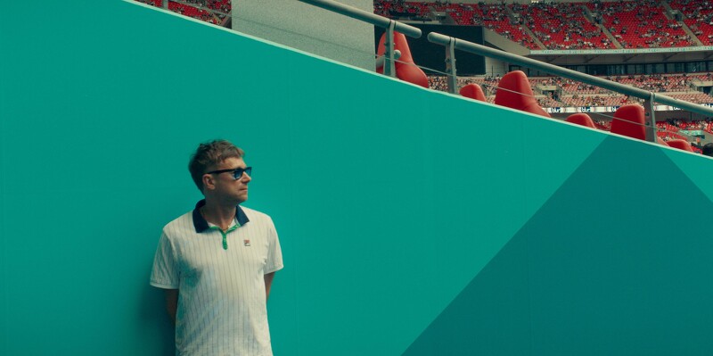 開演前,Damon Albarn 在溫布利球場( Wembley Stadium)