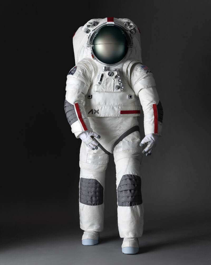 AXIOM SPACE 與 PRADA 攜手發表登月太空服。
