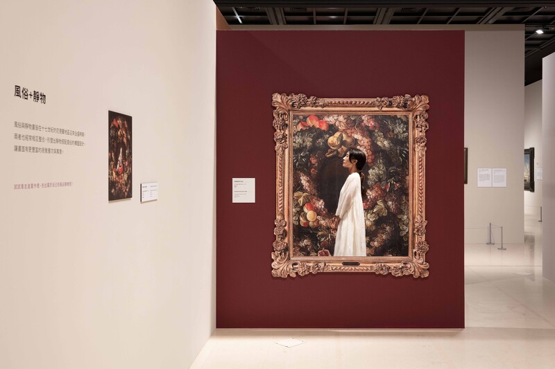 奇美博物館特展《畫師們》,單元三「有哪些作品主題?」,「風俗與靜物」自拍區,歡迎觀眾走入畫作、變身主角。